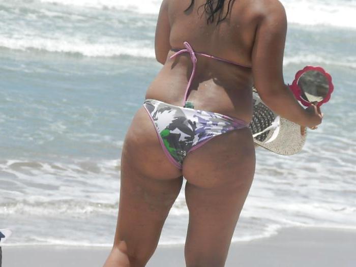 24P Mais esposas gostosas na praia
