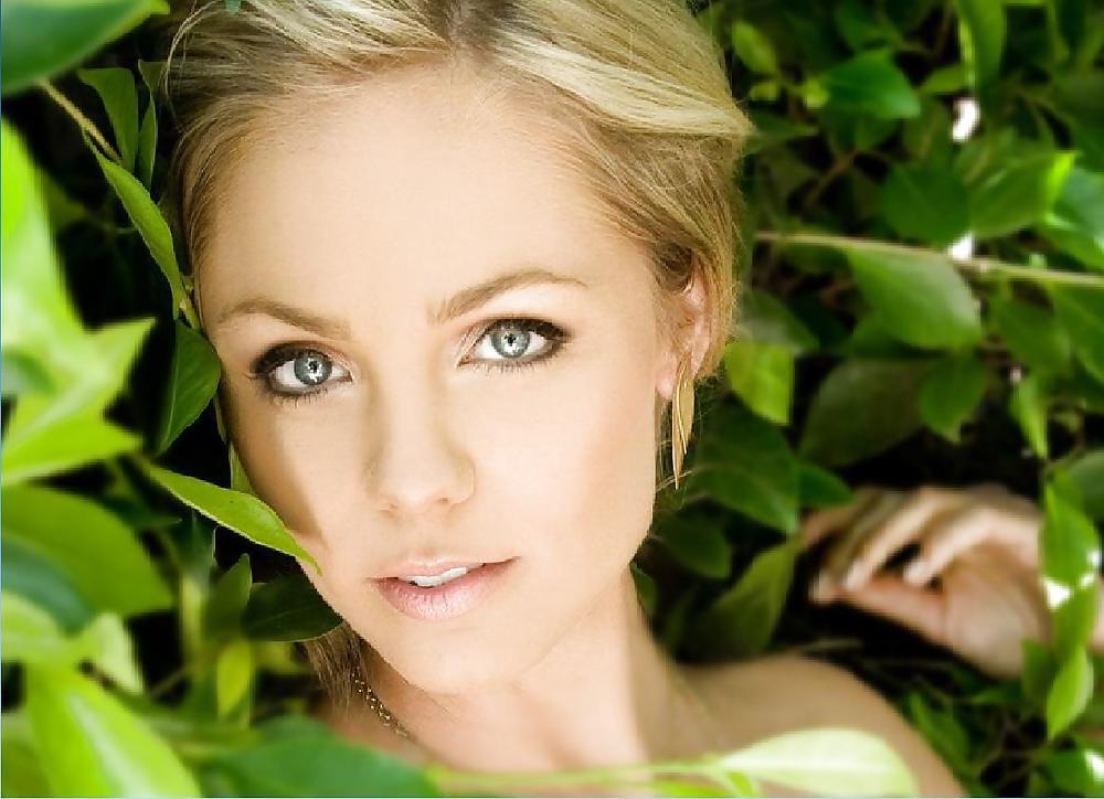 25P Laura Vandervoort