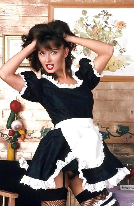 25P Brunette waitress