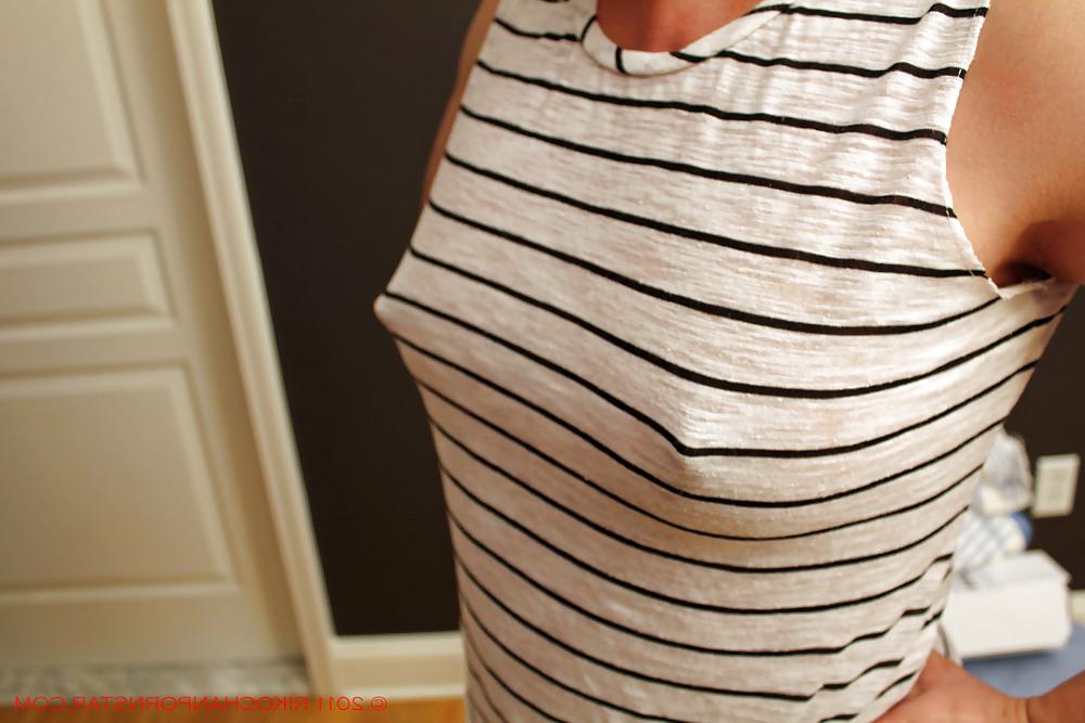 25P BIG POKIE NIPPLES THROUGH HER SHIRT