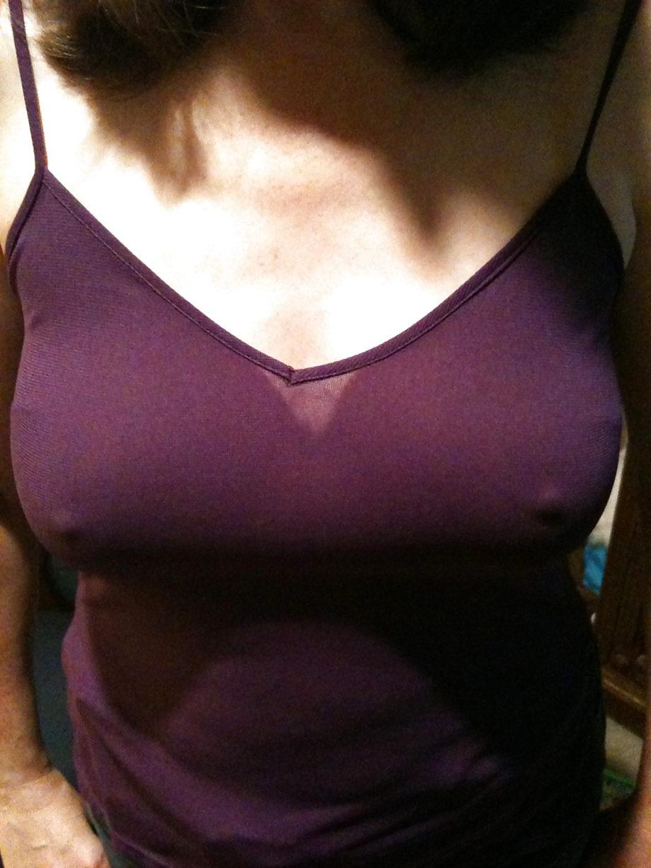 25P BIG POKIE NIPPLES THROUGH HER SHIRT