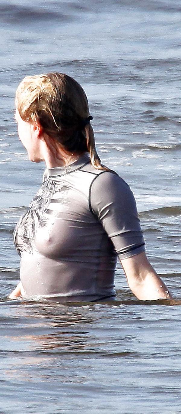 25P BIG POKIE NIPPLES THROUGH HER SHIRT