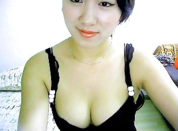25P Cute Asian Girl Shows Feet On Cam
