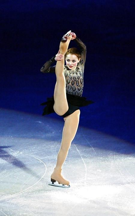19P Hot girls ice skating