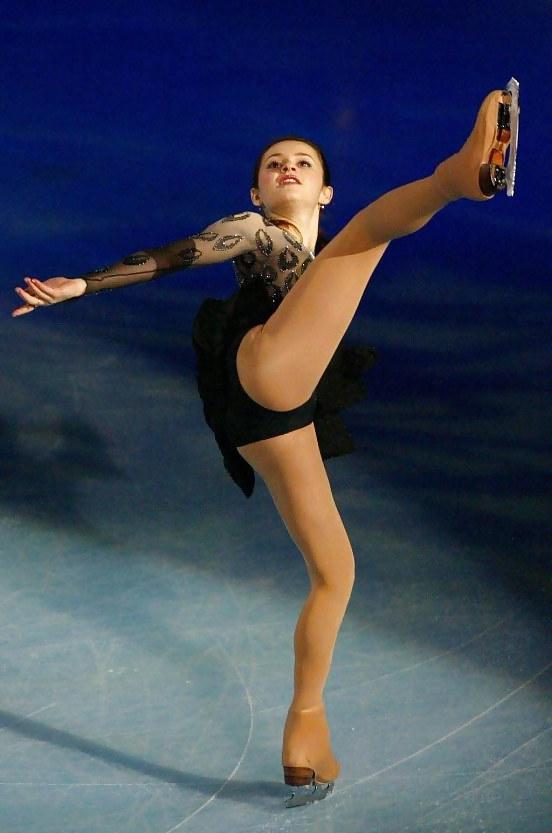 19P Hot girls ice skating