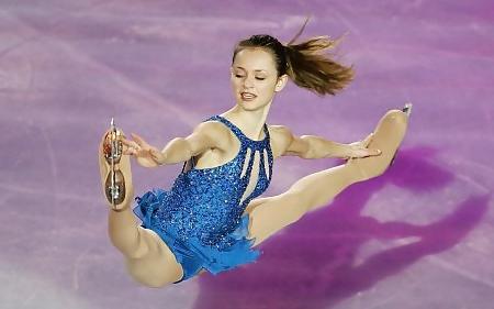 19P Hot girls ice skating