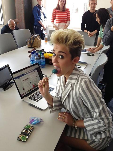 15P Miley Cyrus We can't stop
