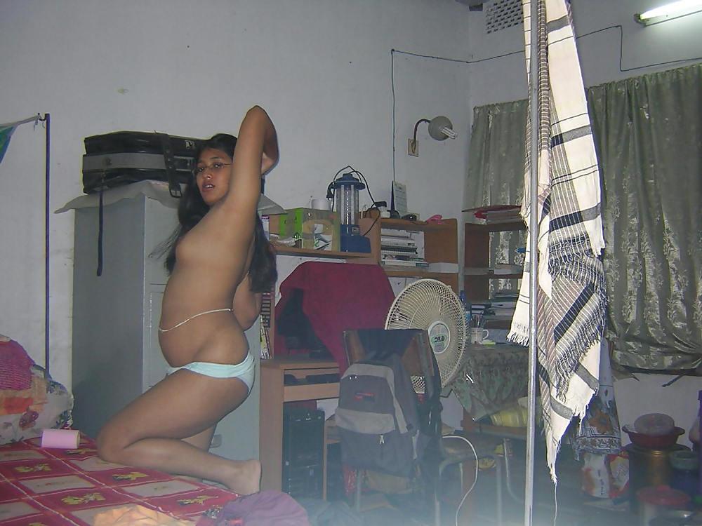 25P Young asian gets her tits out