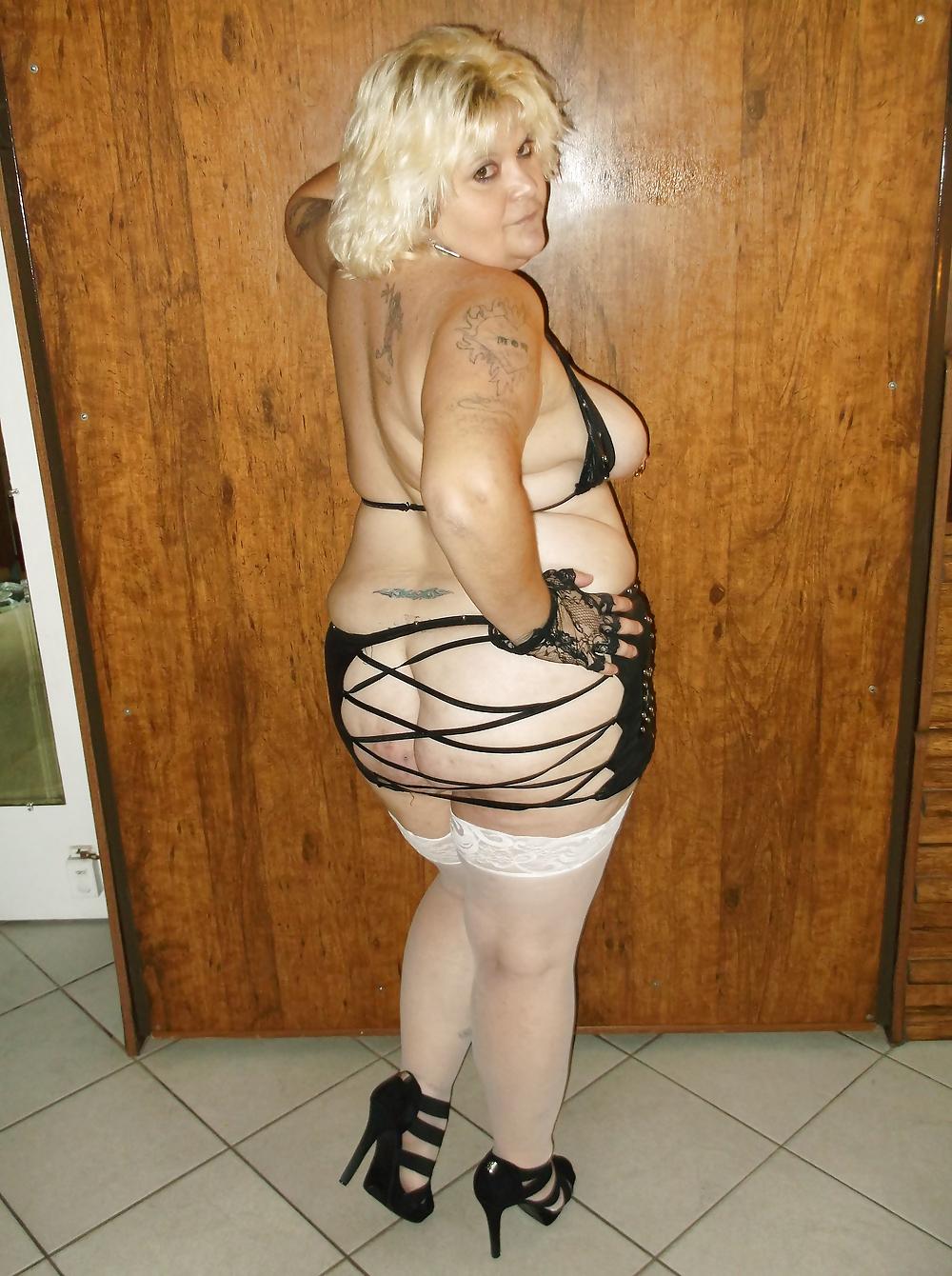 25P Granny  playing with her dildo gettin wet and cumming 