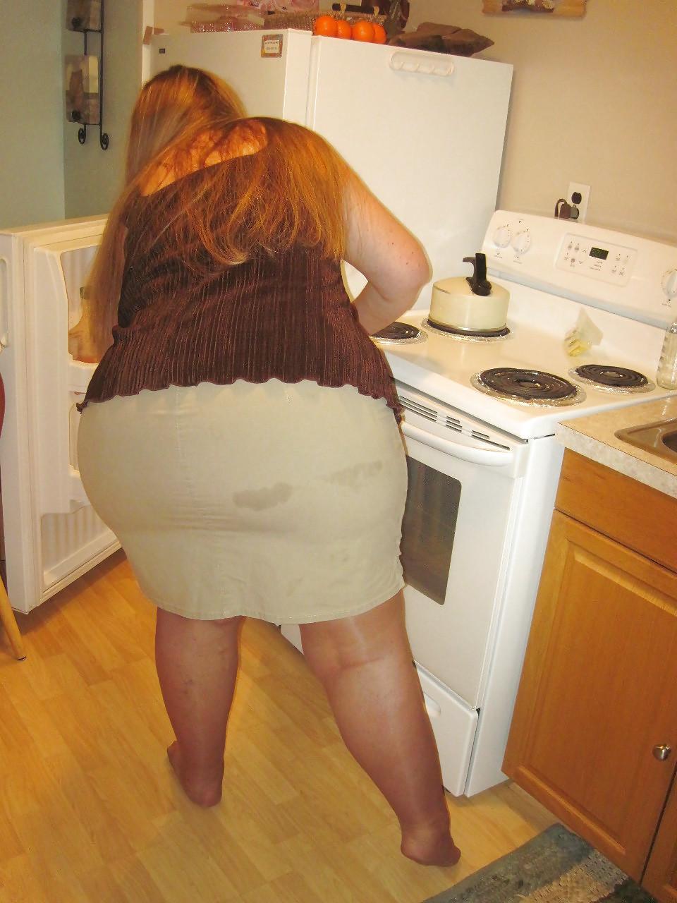 25P BIG Round & FAT Asses in the Kitchen! #2
