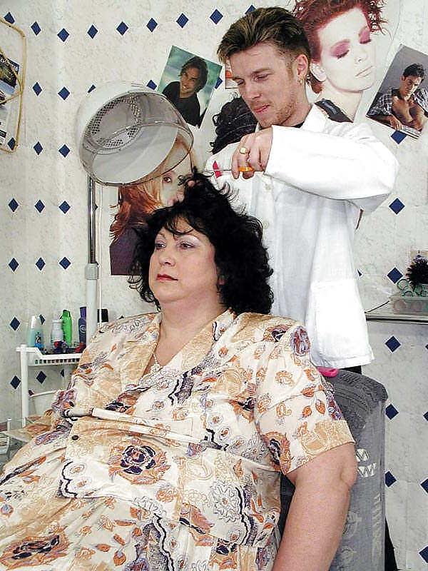 18P Granny and her hairdresser.