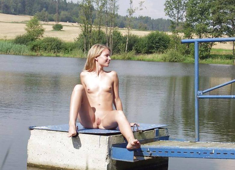 10P Amateur Blonde Plays With Pussy