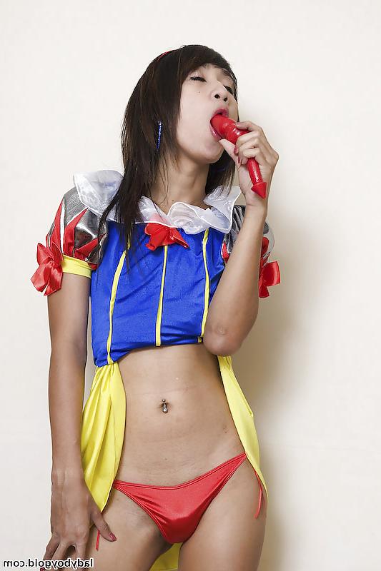 8P LadyBoy Snow White 1