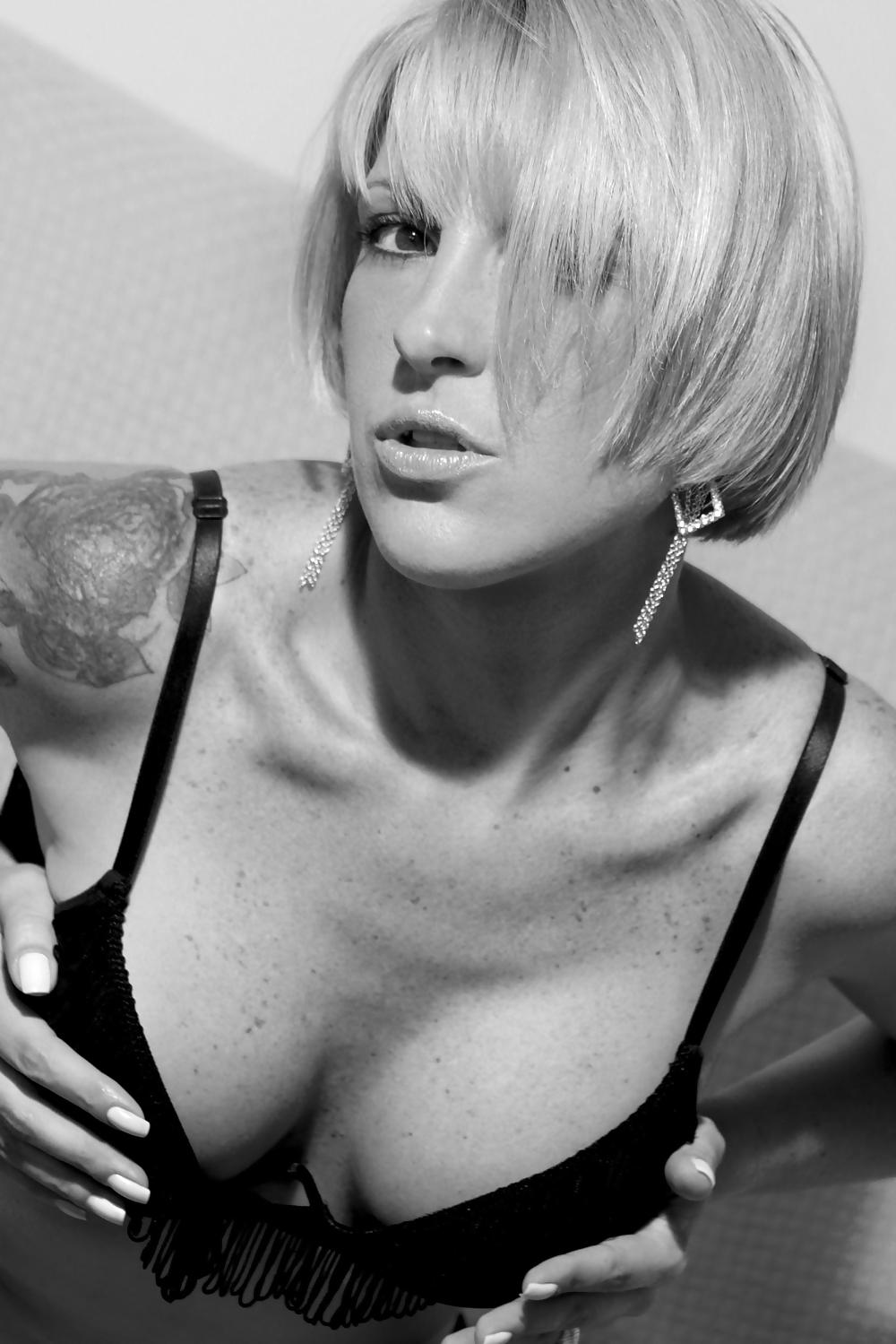 25P Non nude milf