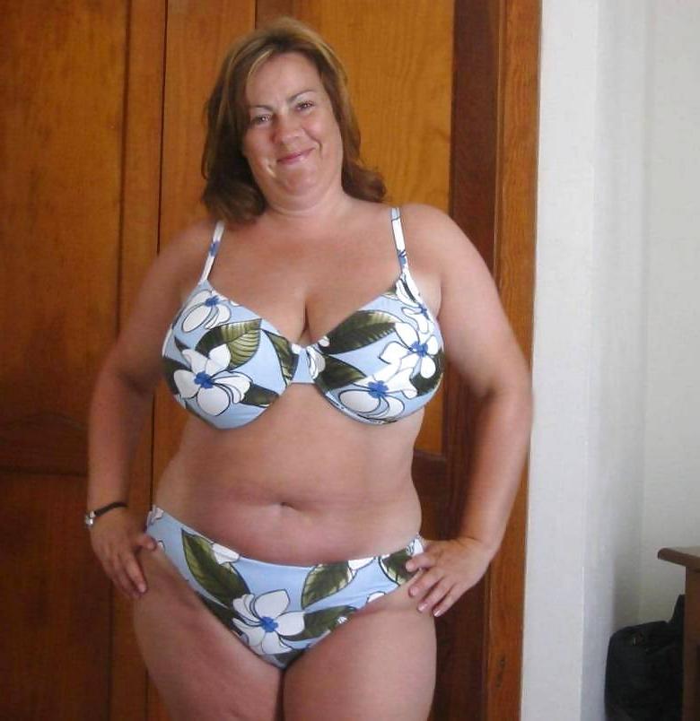 16P Busty mature amatuer posing in bikini