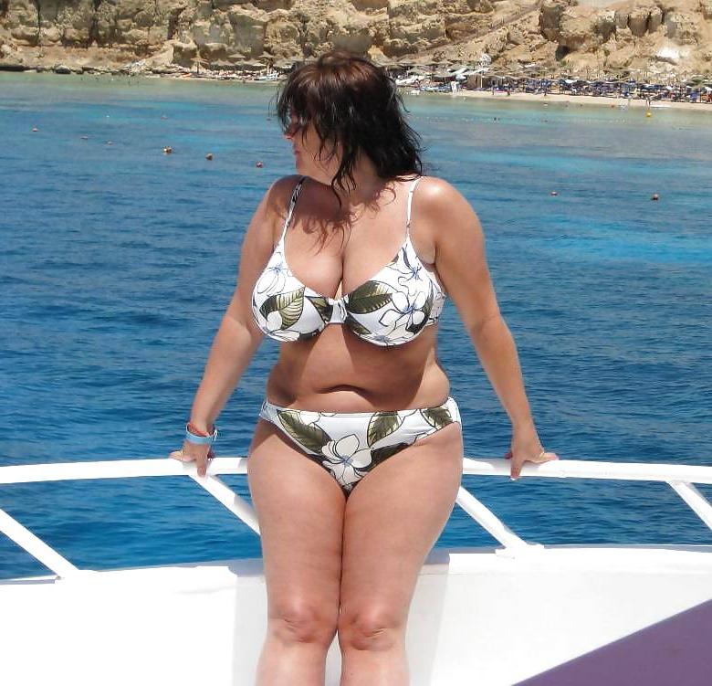 16P Busty mature amatuer posing in bikini