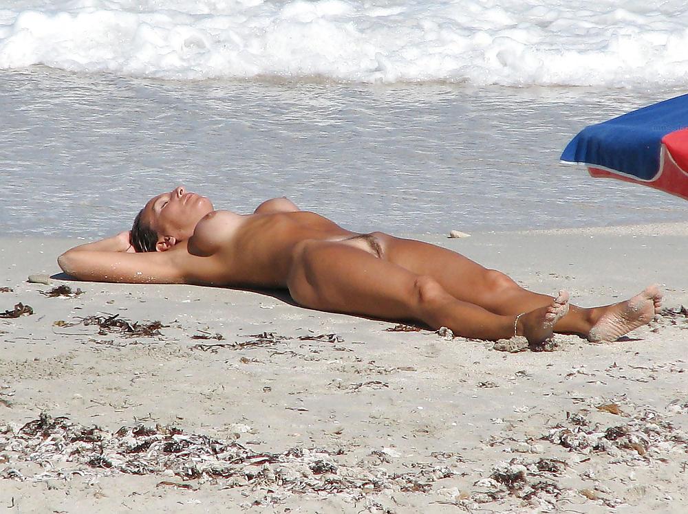 25P Voyeur a la plage