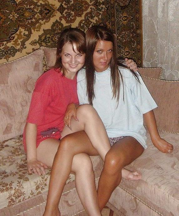 8P OUTDOOR TEENS SHOWING UPSKIRT PUSSY