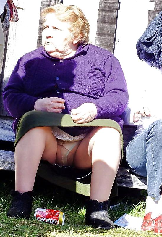 23P Upskirt mature! 