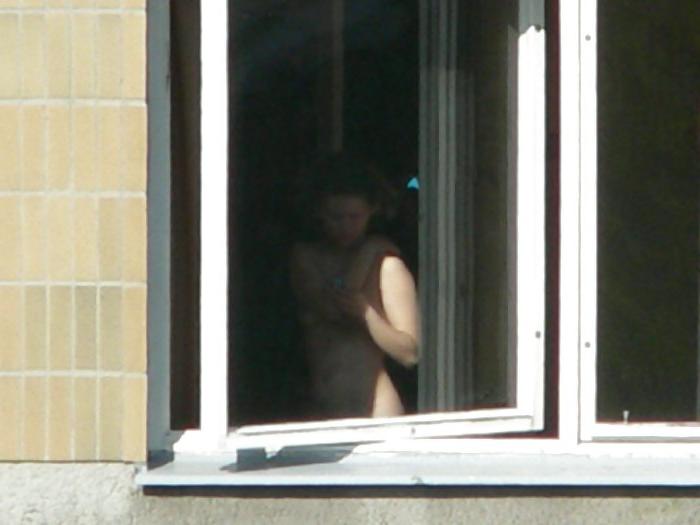 25P Wondow Voyeur