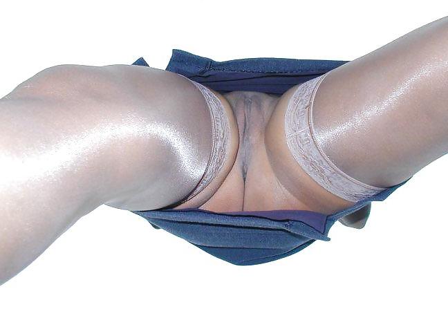 23P Sous leurs jupes  mais sans  culotte