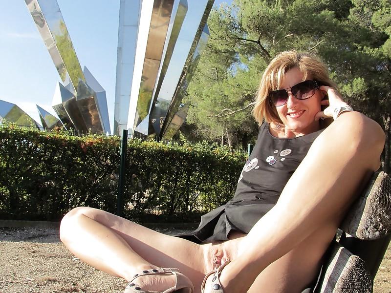 23P Sous leurs jupes  mais sans  culotte
