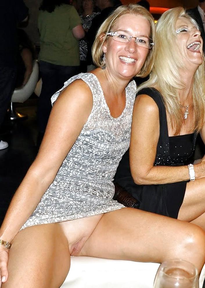 20P Upskirt mature women 1.