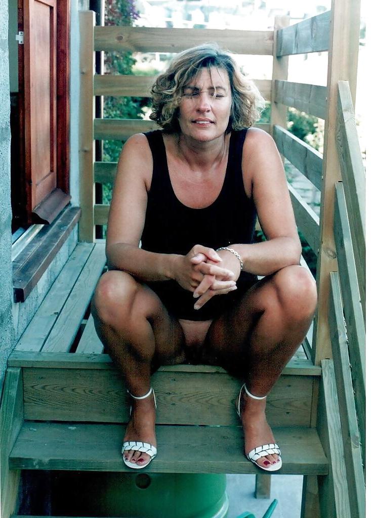 20P Mature upskirt 1.