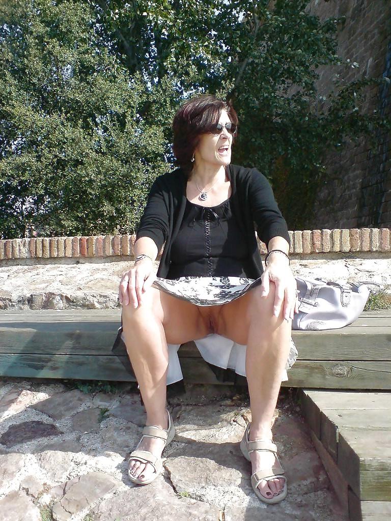 20P Mature upskirt 1.