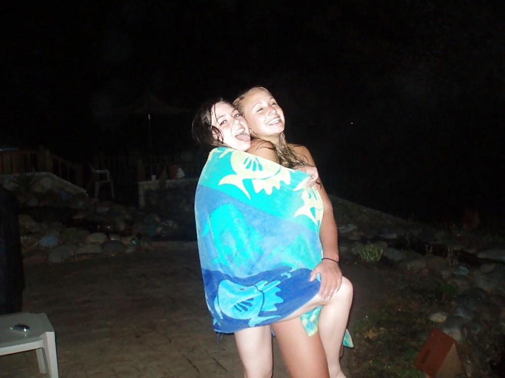 19P Girls in Vacation