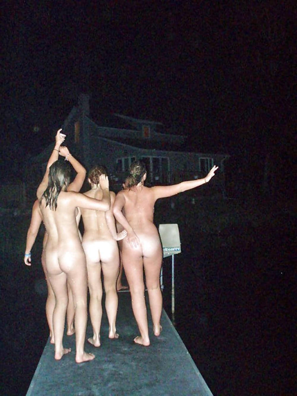 19P Girls in Vacation