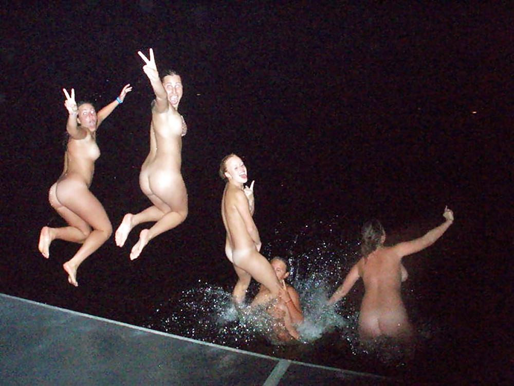 19P Girls in Vacation