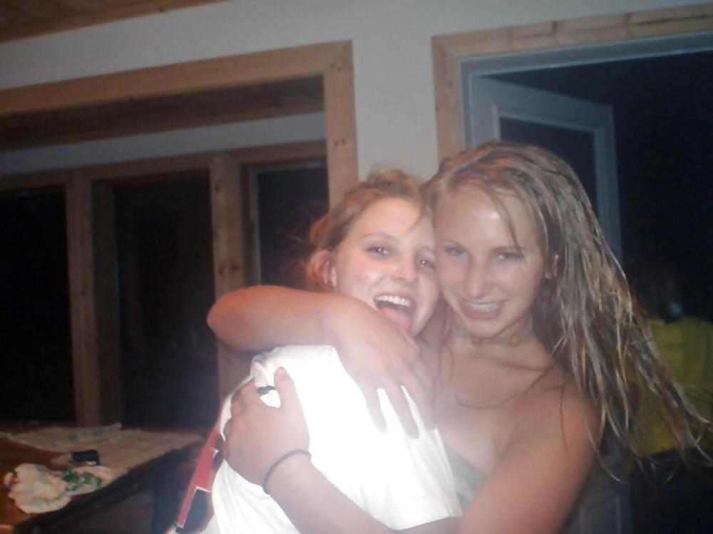 19P Girls in Vacation