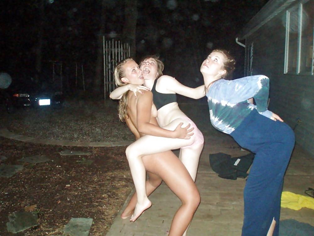 19P Girls in Vacation