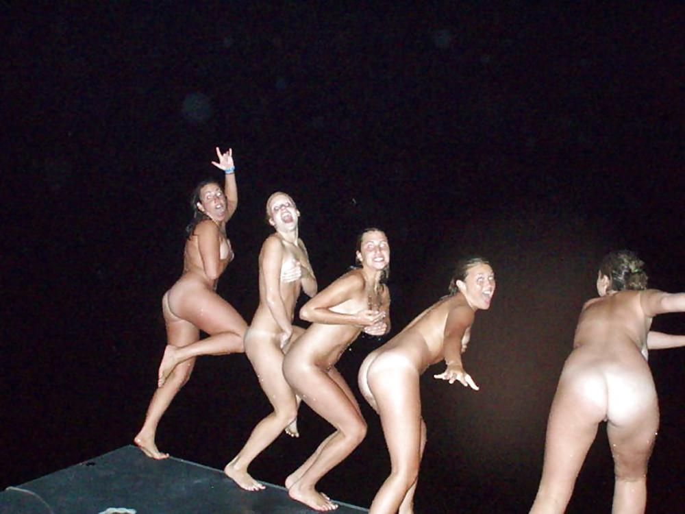 19P Girls in Vacation