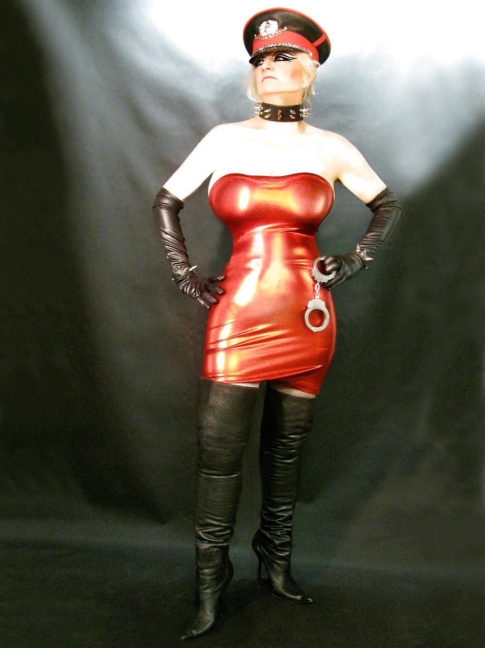 21P GRANNY LEATHER FETISH DOMME