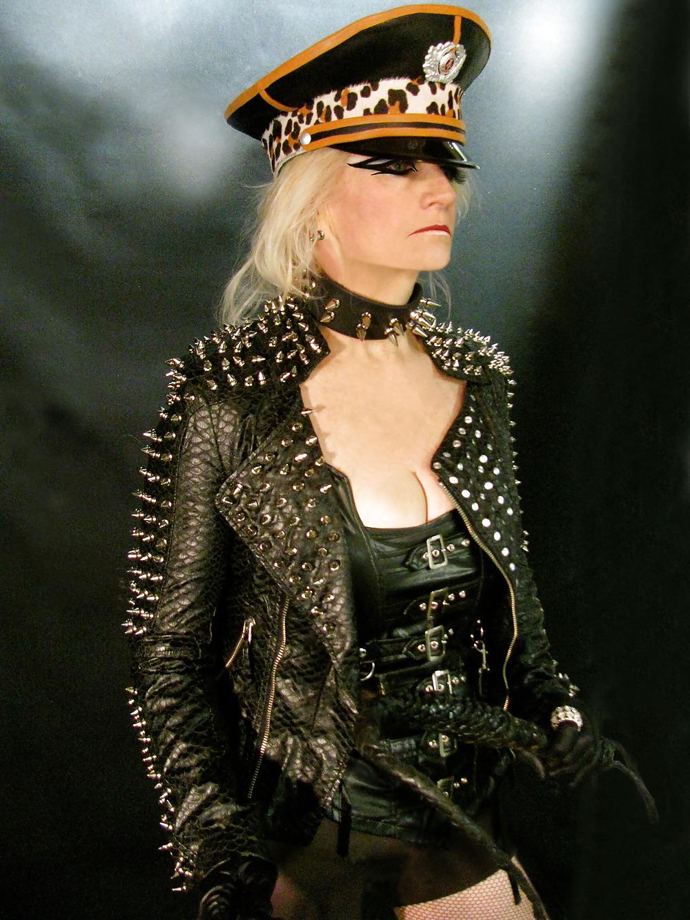 21P GRANNY LEATHER FETISH DOMME