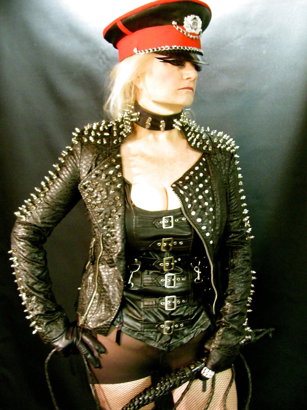 21P GRANNY LEATHER FETISH DOMME