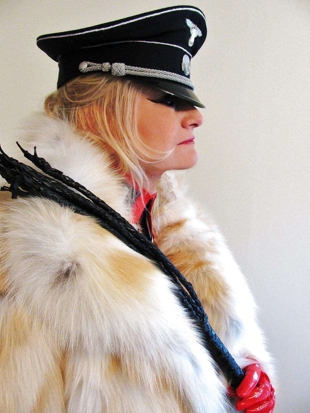 21P GRANNY LEATHER FETISH DOMME
