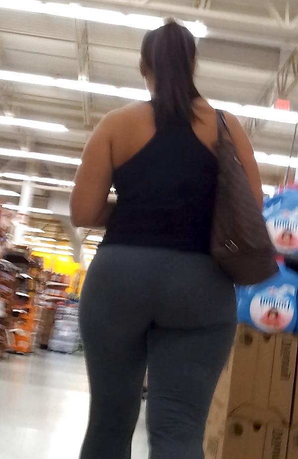 8P SEXY Fine Bubble ASS Latina in YOGA PANTS VOYEUR