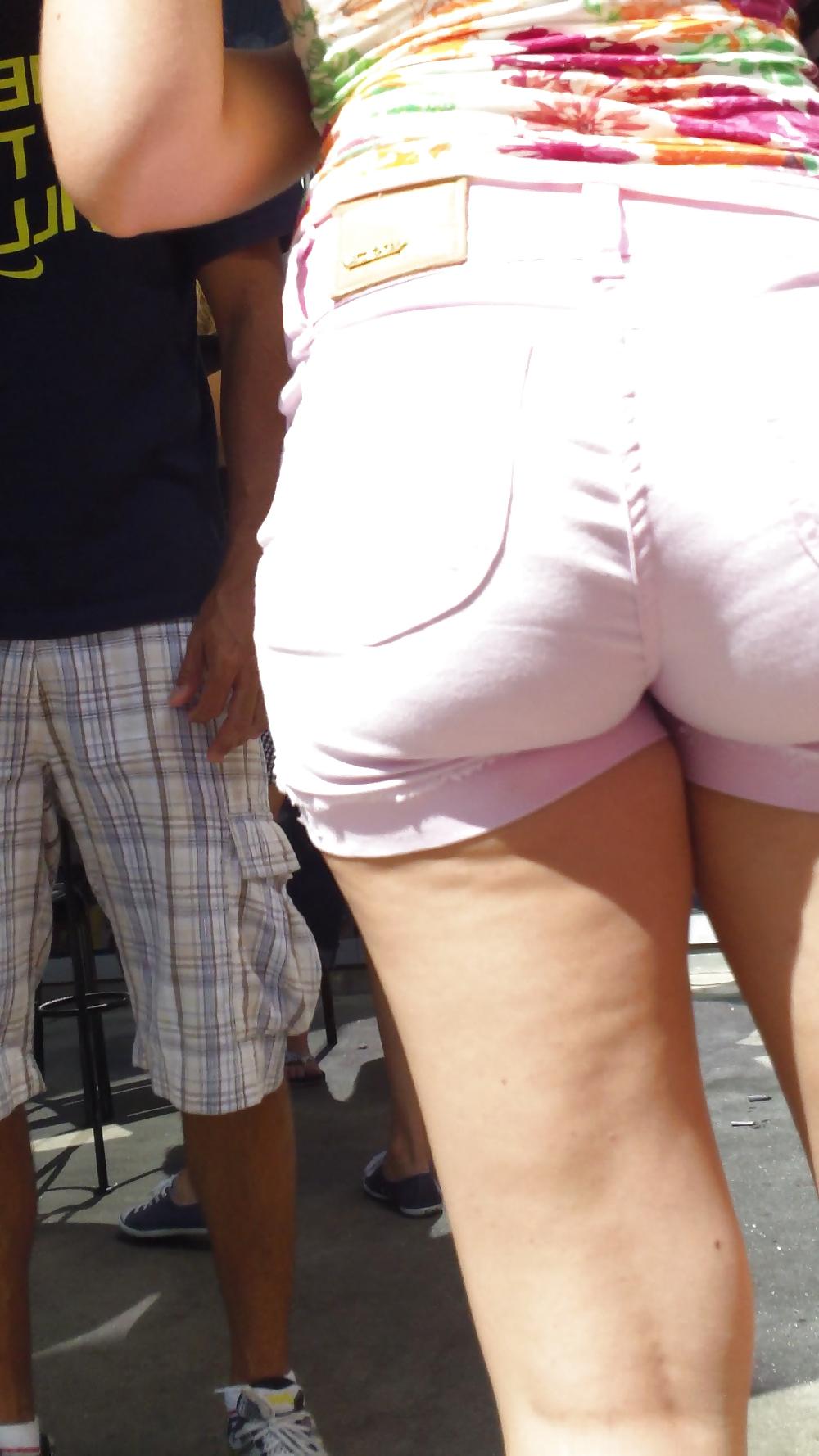 25P Some nice public butt cracks & ass cheeks in shorts 