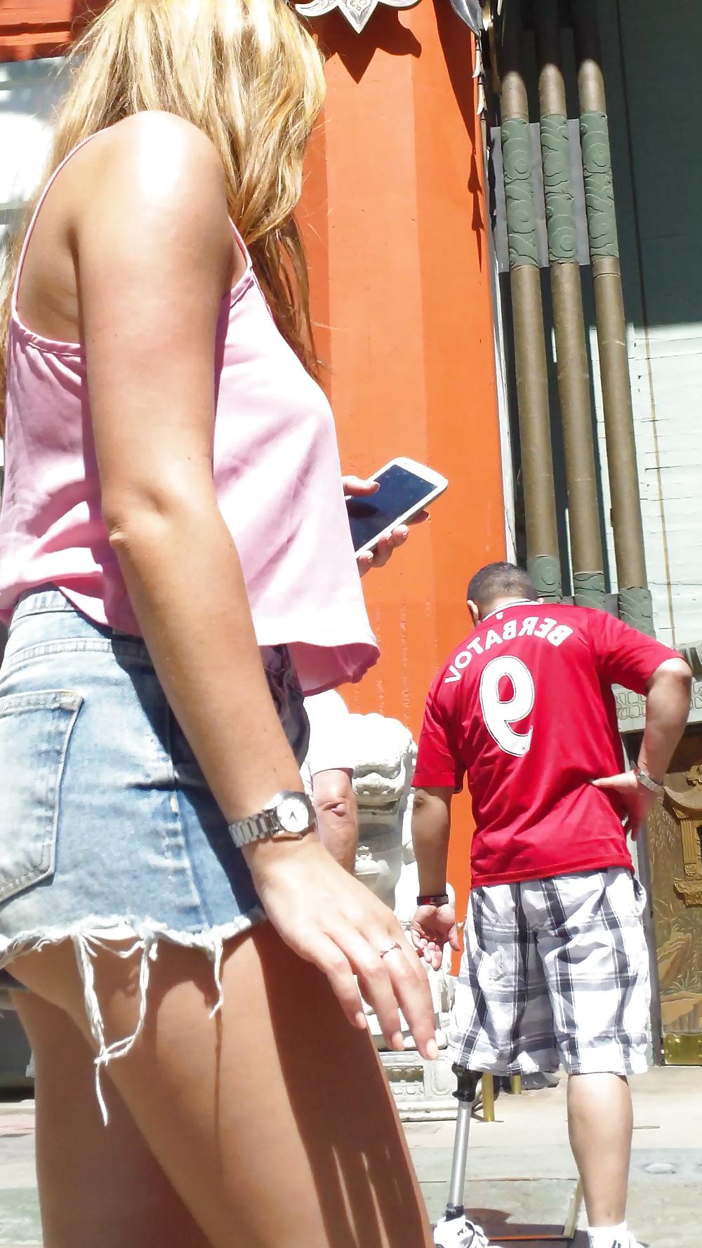 25P Some nice public butt cracks & ass cheeks in shorts 