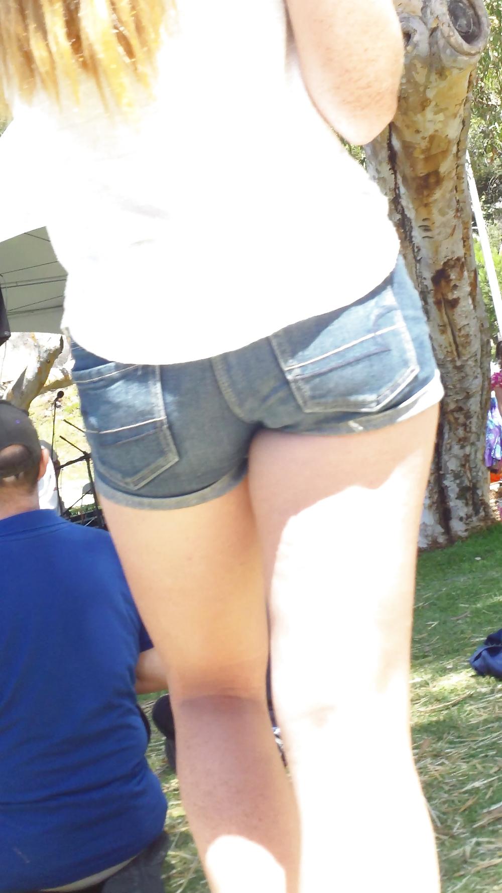 25P Some nice public butt cracks & ass cheeks in shorts 