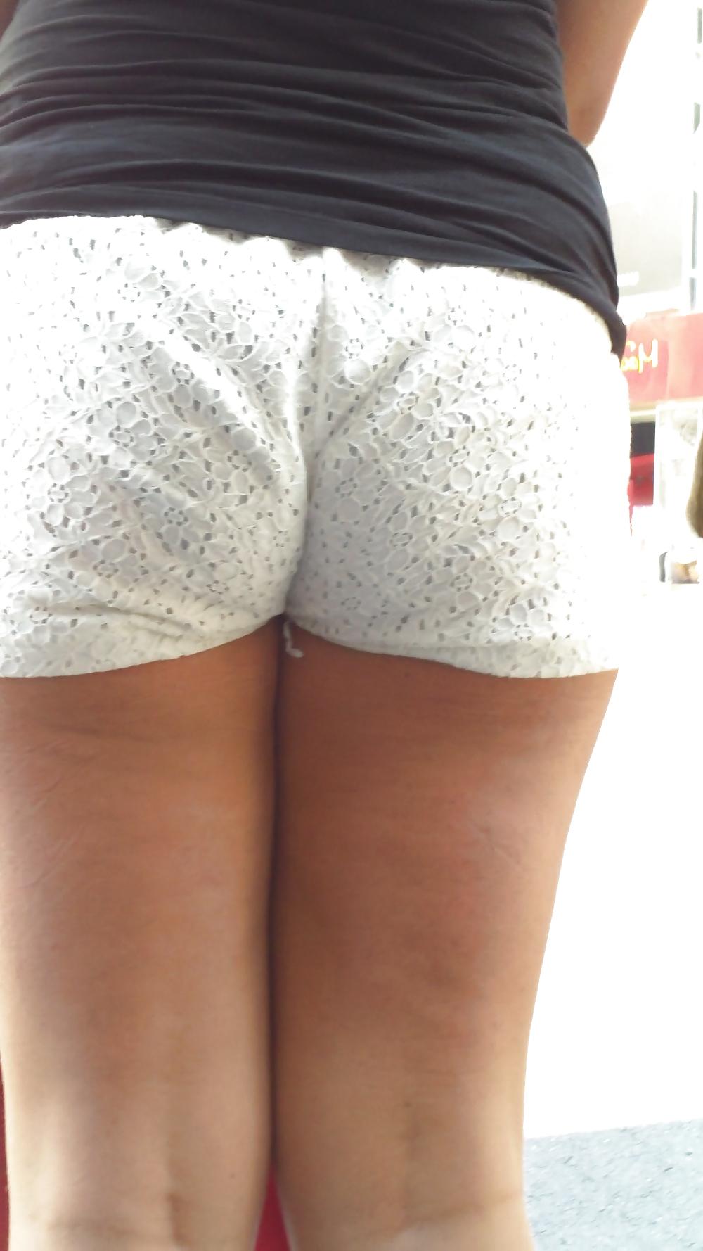 25P Some nice public butt cracks & ass cheeks in shorts 