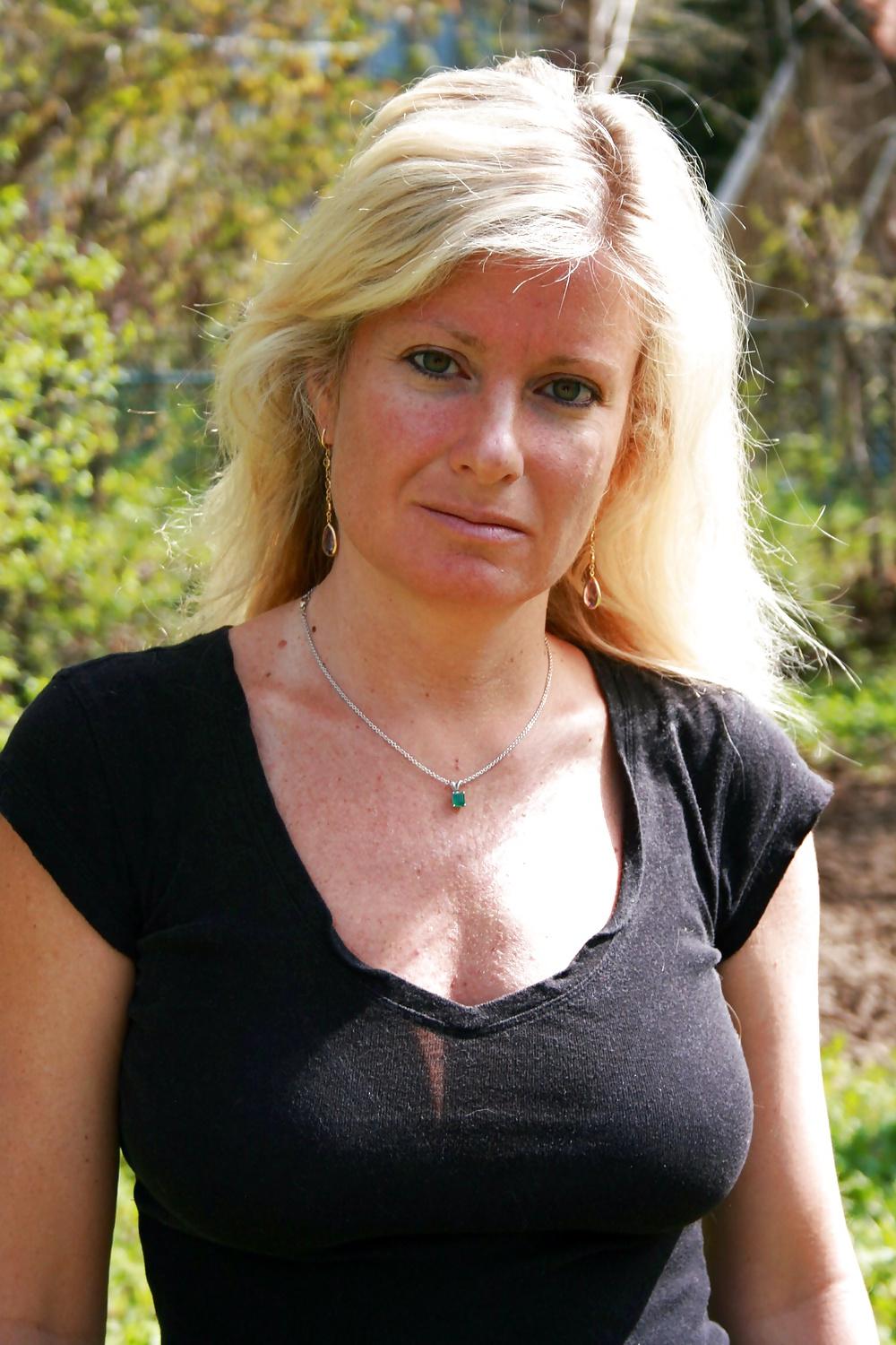 25P Beautiful Mature - non nude