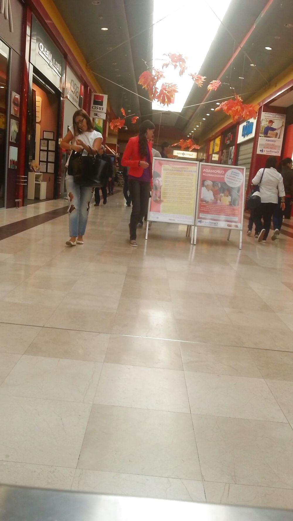 21P Supermarket girls romanian