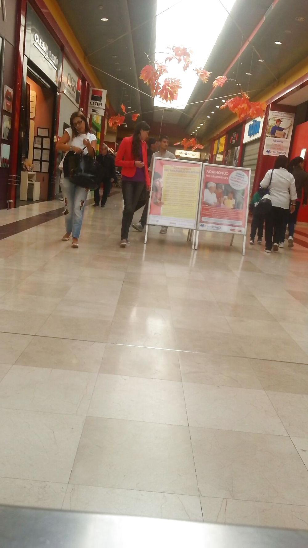 21P Supermarket girls romanian