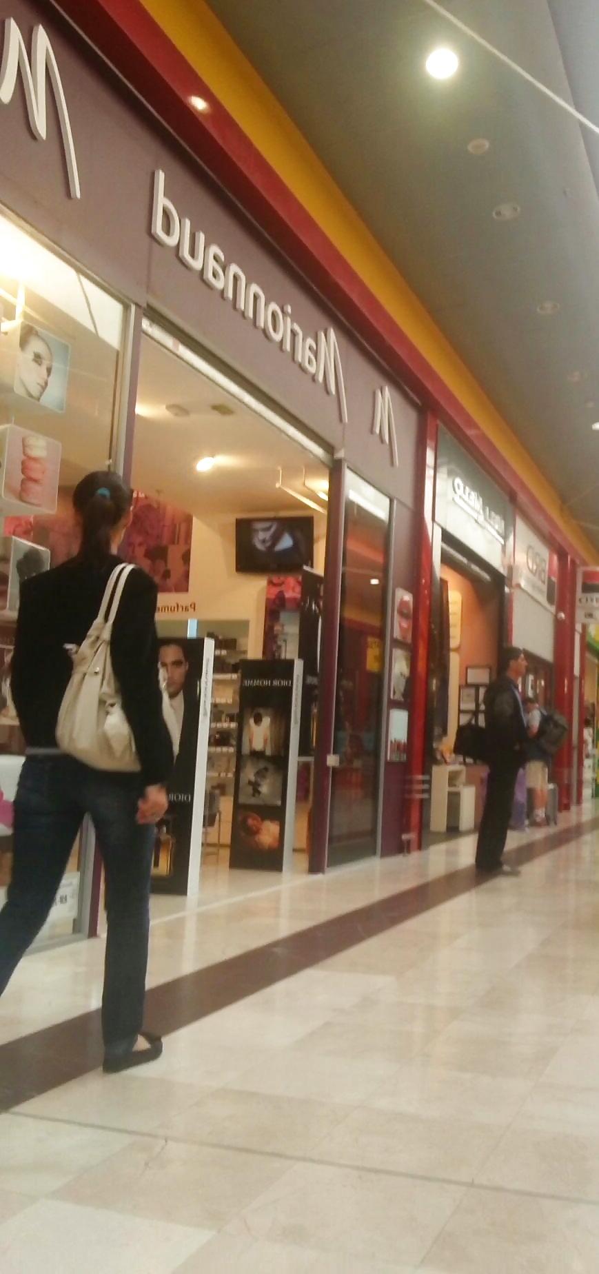 21P Supermarket girls romanian