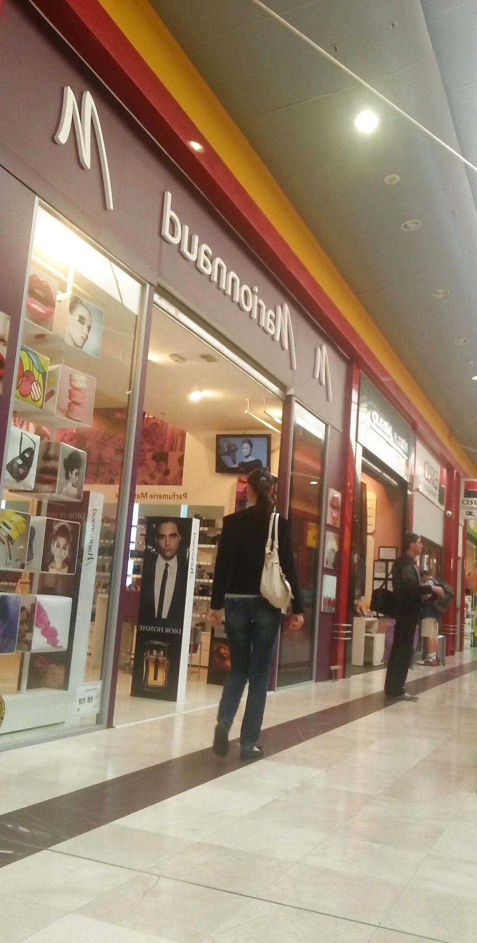 21P Supermarket girls romanian