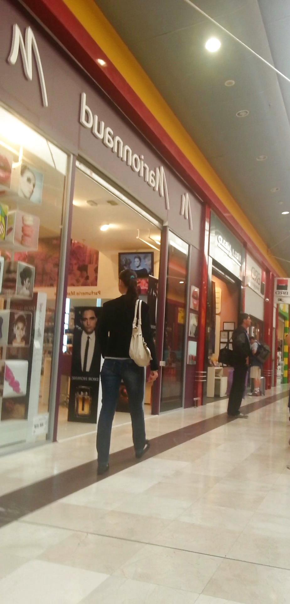 21P Supermarket girls romanian